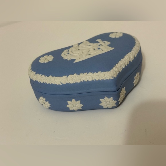 Vintage Wedgwood Classic Blue Jasperware Heart Shaped Box - Picture 8 of 10